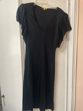 catherine malandrino
Black V-Neck Dress with pleated short sleeves size 10